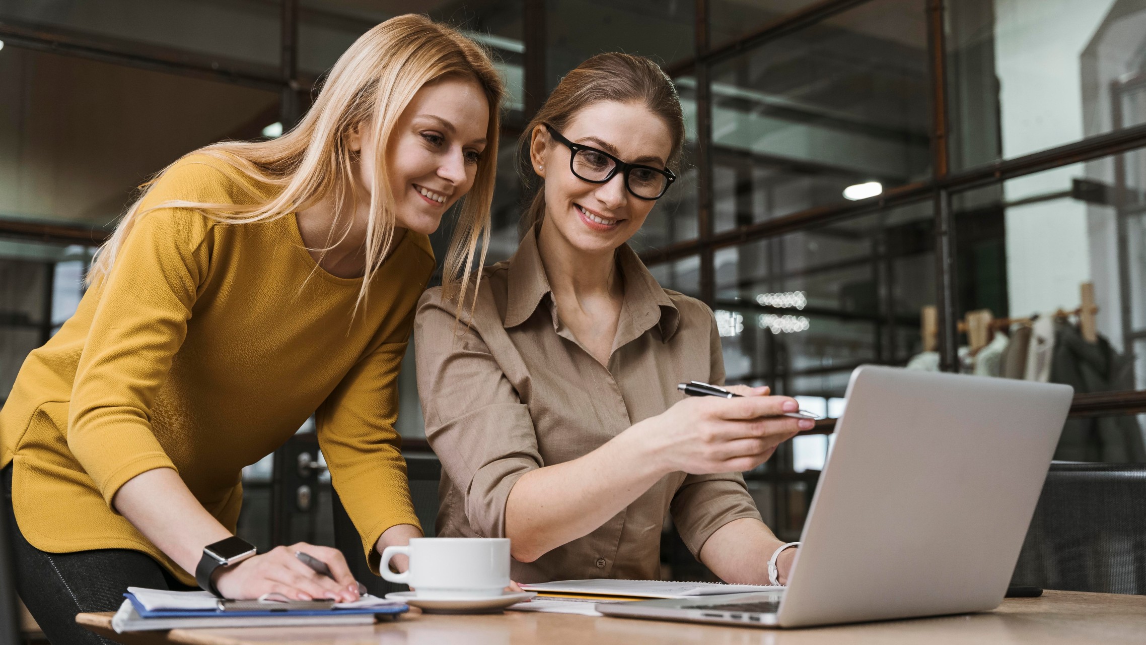 young-smiley-businesswomen-working-with-laptop-desk (2)